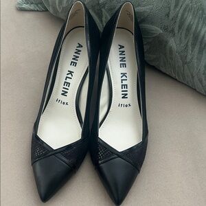 Anne Klein Black Pointed Toe Heels size 9
